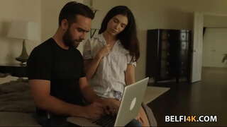 Slutty morena necessita una gran polla per estirar el seu cony