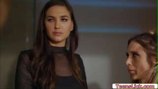 Charlotte Stokely uspokojiť ju potrebuje a ona aj pomoc Silvia Saige