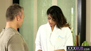 Babe Sophia Leone melutut dan menelan dick selepas urut