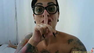 Una dona es desperta a la premsa i acaba amb la llet degoteig cap avall al costat