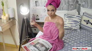 Gros seins latina cougar maman à cheval sur son beau-fils dick