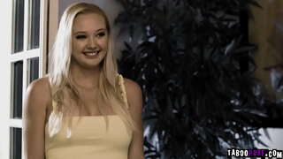 Milf Lauren Phillips dan terangsang remaja Paisley Porter mengambil giliran menunggang Dick Chibbles besar daging manusia