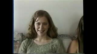 Brunette Babe bekommt ihre super-haarige Muschi von ihrer besten Freundin geschmeckt