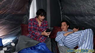 Pieptoase cougar pisate de scurtă băieți în trio-ul până sperma aruncata pe fata