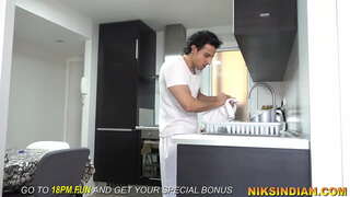 Servent veure el màster filla peeing i llavors va agafar el seu cul