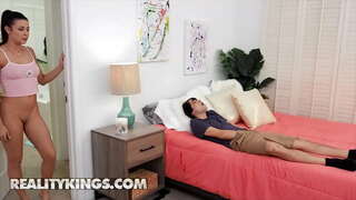 ���ண்மையில் கிங்ஸ் - RK பிரதமர் - கைலி ராக்கெட், ரிக்கி ஸ்பானிஷ் - ஒட்டும் இருக்கை