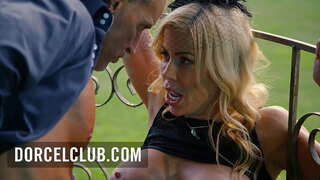 Seksi në park me një busty bjonde MILF Seksi në park me një busty bjonde MILF