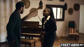 Кӱтӱчӧ недвижимость грудастый шотышто агент клиентна лӱдыкташ манын, кидым пераш