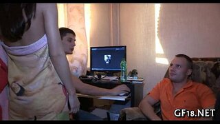 ���ुंदर किशोरों की लड़की खड़ा है कुत्ते शैली