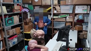 ���ोरा किशोर shoplifter चोरी पक्रेको द्वारा एक मल cop
