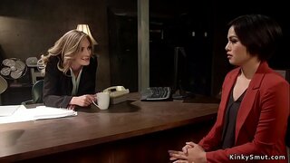 בלאָנדע לעסביאַן אַנאַל פאַקס ברונעט דעפּיוטי אָפיציר מיט רימען אויף האָן