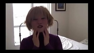 Virino metas sur virina masko ludas kun dildo