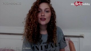 Calenta alemany amateur babe utilitza un greix consolador tram seu atapeït cony i gemega en veu alta fins que corre