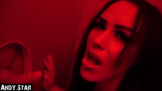 подруга сосет члены на глорихоле