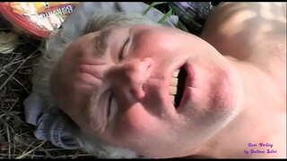 La puta veu dos homes vells maleït en el paisatge obert i s&#039;uneix a ells